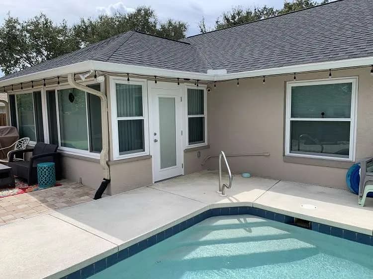 Jacksonville, Florida home with replacement windows and a glass patio door installed by Koehler